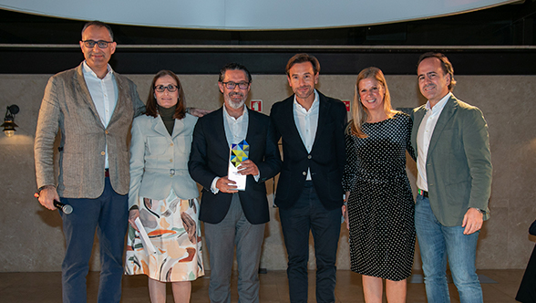José Santacreu, gerente de Fersán, recibe el premio de manos de BMW Group